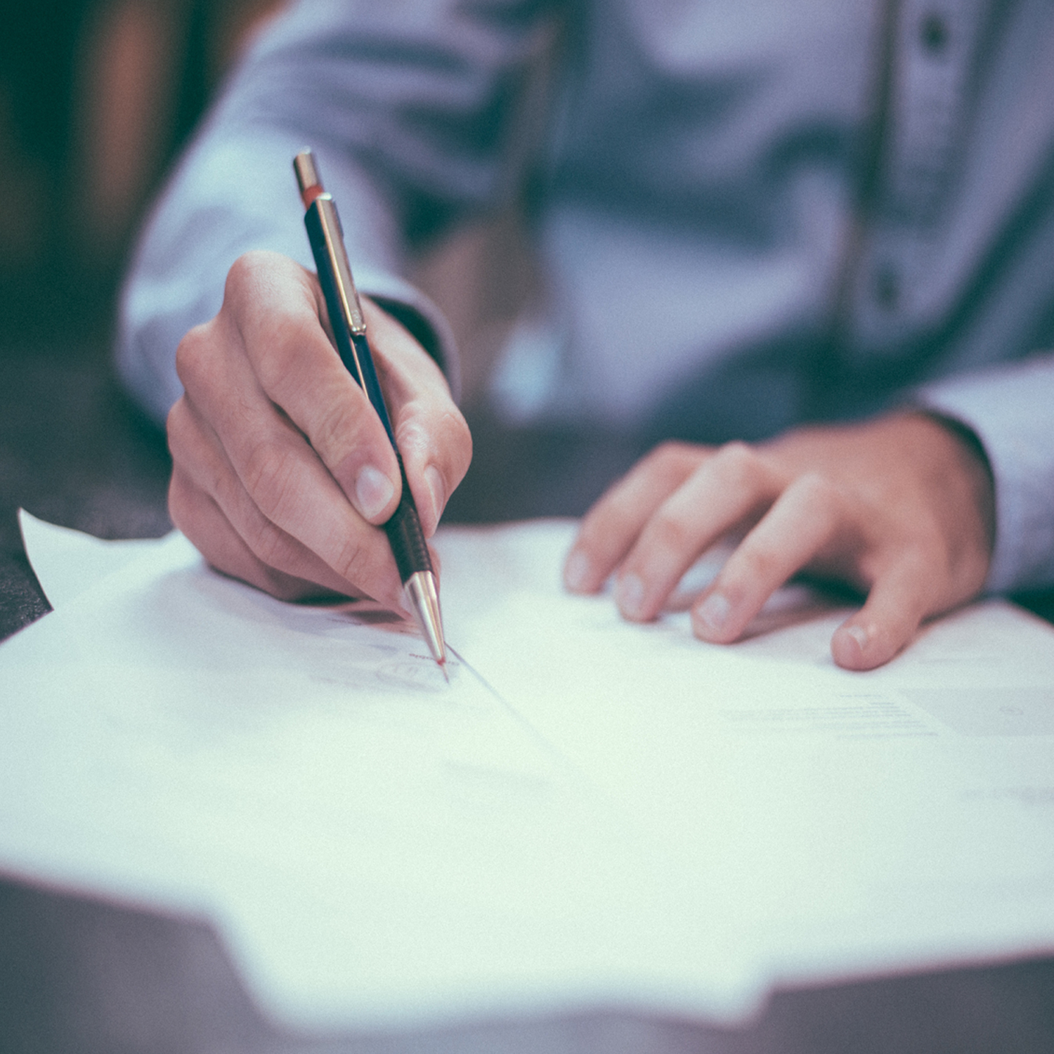 輸出入にかかわる煩雑な手続きを代行